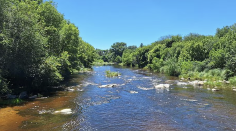 Turista brasilera se metió desnuda a un río de Córdoba